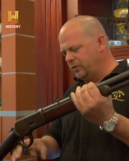 🤠 El salvaje oeste dejó muchos objetos con alto valor histórico. A la tienda llegó un Rifle Winchester, una camisa del rey de los vaqueros: Roy Rogers y lo más curioso, ¡alambres de púas! 📺 Todo esto y más en tu pantalla de History #ElPrecioDeLaHistoria | HISTORY