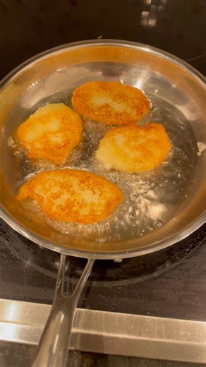 13K views · 179 reactions | Happy Saturday! Reibekuchen, Kartoffelpuffer or potato pancakes are a welcome treat for the cold season. The best with homemade apple sauce. Make sure to use good oils for frying. Avoid the so called "vegetable oils". I would use avocado oil. >>> RECIPE: https://mybestgermanrecipes.com/german-potato-pancakes/ | The Best German Recipes | Facebook