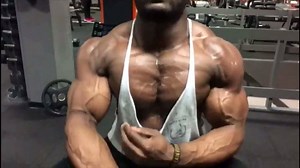 Condition actuelle après 5 semaines de sèche 💪🏽 Le but des athlètes professionnels n est pas de créer de fausses illusions auprès de leurs admirateurs en leur disant " entraîne toi dur , prends une banane post workout , un peu de whey 9000 et tu seras comme moi " . Et ceux qui pensent cela n'ont hélas rien compris au message que j essaie de faire passer à travers mes publications Atteindre un niveau élevé dans notre discipline sportive implique non seulement un mode de vie réglée 24/24 7/7 aut