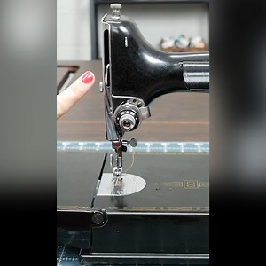 Threading a vintage Singer Featherweight 🖤🕊 #featherweight #sewingmachine #vintagesewingmachine | Sewing Parts Online