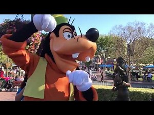 Goofy visits the HUB character statues // Disneyland