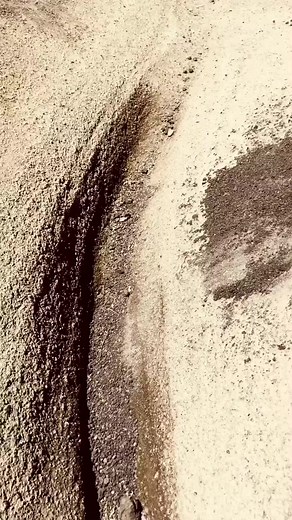 ¿Vamos a caminar dentro de un volcán? 😃 🌋 El Volcán Malacara es uno de los pocos volcanes del mundo que te permite a través de sus cárcavas, ingresar a su interior. Una experiencia increible que no te podes perder 📌 Importante: para su visita debes reservar previamente. El circuito es guiado y tiene costo 📍Se ubica a 42km de la Ciudad de Malargüe, parte del camino es de ripio, transitable con precaución. Se estima 1:30hs de viaje 🥾👖 Es una caminata de aproximadamente 2:30hs de duración. So