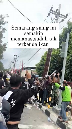 10K reactions · 515 shares | Semarang siang ini #demodpr #reels #viral #fyp #semuaorang #jangkauanluas #dpr | A Satria Yourdha | Facebook