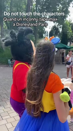 #duet with @Jade💛🧡💙 Guest slaps the back of Max at Disneyland Paris #disney #disneyland #disneylandparis #disneytiktok #disneyparks