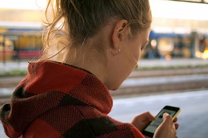 Me voy de Erasmus a otro país y quiero mantener mi línea de móvil española: estas son las limitaciones