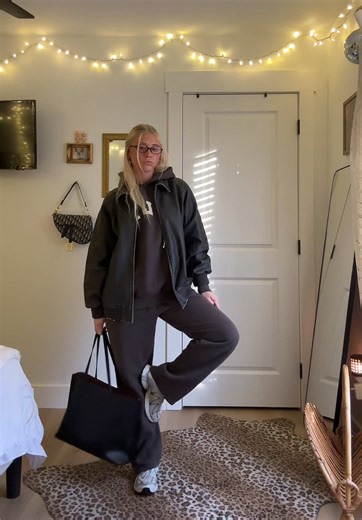 Happy first day spring semester!! 🤭📓👜 #ootd #outfitoftheday #pltstyle #outfitforclass #springsemester