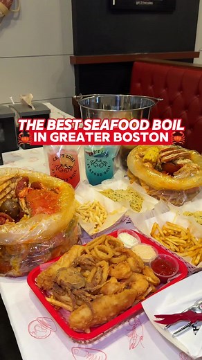 🔥 BEST SEAFOOD BOIL IN MA 🔥 If you’re looking for top-tier seafood, look no further than @captlouibraintree! Just 25 minutes outside of Boston, this spot is a must-visit for any seafood lover 🦀🦞 We went all in with 4 pounds of crabs, paired with Fisherman’s Platter and lemon pepper fries 🥵 Every bite was coated in their mouthwatering Cajun seasoning and garlic—so flavorful, I’m already dreaming about my next visit! We always go for the Capt Loui sauce at medium spice because we love that ki