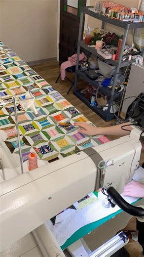 The Spool Block Quilt is getting Quilted! #sewing #quilted #quilting #art #sew #longarmquilting