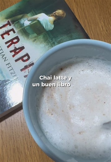 Llegan los días de frío y lluvia a Madrid y a mí solo me apetece sentarme con mi chai latte a leer en el sofá 💘📚 💬 ¿Cuál es vuestra bebida favorita con este frío? Os leo! 🥶❤️ #nuevalectura #booktok #librostiktok #sebastianfitzek #letrasasorbitos