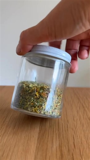 You asked for it!! Here's how I make and use nasturtium salt👇 First, nasturtiums are a super power in the garden and I plant in front of my peas each year. There's vining varieties and compact varieties. I let them go to seed mid summer for another round in the garden right now for the hummingbirds and this salt recipe! How to make👇 Dehydrate 30-40 flowers and 10-20 leaves at 40-50 degrees C for 8-10 hours. It's a 50/50 ratio salt and dried flowers/leaves. Add flowers and leaves to a blender o