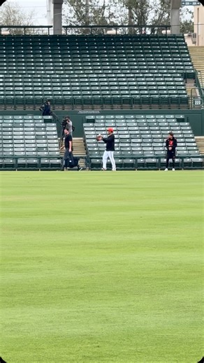 Koji Uehara on Instagram: "登板前日のキャッチボールです❗️ フィールディング練習も機敏な動きでした🤓 そして２イニングを投げて、上々のピッチング💪 このまま順調にいってほしいですね❗️ 日曜日のTBS「サンデーモーニング」を宜しくお願いします🙇 #菅野智之 #ボルチモア #オリオールズ #巨人 #19 #キャンプ #オープン戦 #ナイス #💪 #👍 #👏 #⚾️ #MLB @koji19ueharaのフォローをお願いします #上原浩治の雑談魂の登録をお願いします http://www.koji-uehara.netにコメントを"