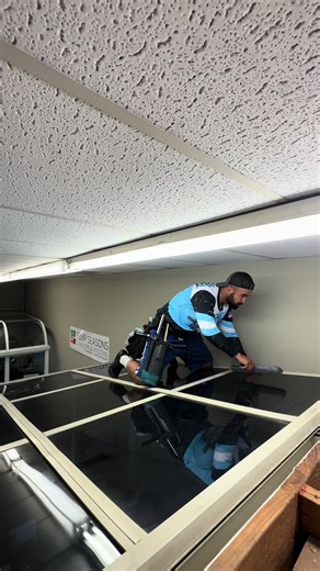 Sunroom Showroom Clean. Its safe to stand on😅 #windowcleaning #cleanhack #smallbusiness #smallbusinessowner #fullerton #commercial