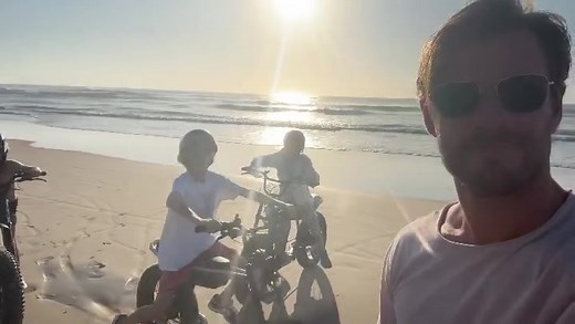 Chris hemsworth with his kids and friends from his kids #chrishemsworth #hemsworthkids #twinbrothers #twins #tristanhemsworth #sashahemsworth #thor#sunday #tiktok #foryouside #fooryou #thor #fyp #fy #foryourpage #celebrityedits #followme #foryousdide #foryou #foryousdide #fyy #celebtitykids