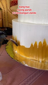 352K views · 1.4K reactions | Detik detik Wedding cake hampir….#detik-detik #kuepengantin #kuepernikahan #wedding #weddingcake #weddingcakeviral #bikinngakak | Momand Rizal | Facebook