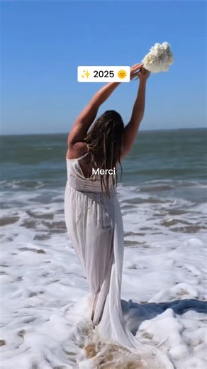 Julie_SolaraYoga on Instagram: "On me surnomme “le camionneur”. J’arrête le sport de haut niveau. Derrière ça, il y a un rêve très simple (et très intime) : me sentir féminine, m’aimer, me trouver belle, retrouver confiance en moi. Mais ce que je ne comprenais pas encore, c’est que le manque de confiance et le doute sur sa féminité sont souvent des formes d’autosabotage silencieux. Quand tu ne crois pas en ta douceur, tu te caches dans la force (bienvenue le corps sur-musclé et les blessures par