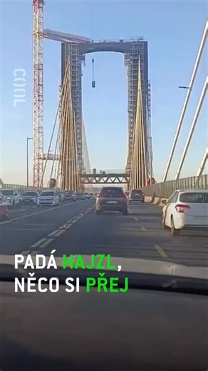 Ve čtvrtek spadla na silnici uprostřed mostu v Seville toitoika, která se utrhla z jeřábu.👹💀 Pád způsobil výkalovou explozi.💩Navzdory chaosu a absurdní situaci žádné auto nebylo zasaženo a naštěstí se nikdo nezranil.🫡 #primacool | Prima COOL