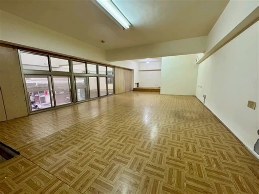 住商【歡迎委託】房地【歡迎賞屋】 ☆【銷售中1680萬】新北市 樹林區 國凱街50巷【公寓】【挑高1樓/5樓】【open】【邊間】【坡道平面車位】 1【權狀33.15坪】【主建18.45坪】 2【公寓1樓/5樓】【地坪6.47坪】 3【open】 【附屬2.22坪】 4【邊間】 【公設12.48坪】 5【83年完工】 【朝西南】 6【挑高3.6米】 7【管理費1376/月】 8【坡道平面車位】【B1-20號】 9 彭福國小 樹林中學 0 彭福親子公園 博愛街市場 1 南樹林火車站 樹林火車站 #您有房屋想要賣嗎？ ☆懇請與我聯絡 【季維民0921-160-849】加line 【住商 樹林區 後站店】 新北市樹林區中山路一段143號 ☆季維民【本人】每天在 樹林區【博愛街早市場】【我成立的10多個房地產網站】【在100多個網路社團】【社區信箱廣告單投放】多元廣告銷售房屋 ☆若您有【房屋 土地】想要【出售】【出租】【懇請與我聯絡】 ☆【歡迎委託】【樹林 山佳 迴龍】【板橋】【新莊】【土城】三峽 鶯歌 龜山 ☆【房屋共有】估價 稅費 稅務 貸款【重購退稅】繼承 贈與【節稅】農地 法拍【諮詢服