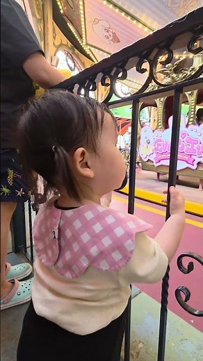 회전목마 빨리 타고 싶어요😂(덥고 기다리기 힘드러) #18개월아기 #회전목마 #철창살사이에얼굴끼우기 #덥다더워 #용인에버랜드