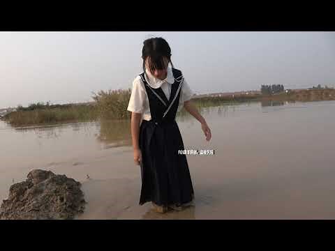 An immersive experience of stepping on the mud in student uniforms