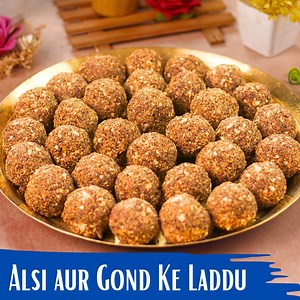5M views · 57K reactions | Sardiyo mein khayein alsi ke laddoo – kamzori aur jodo ka dard hoga door! Ye laddoo sirf swadisht hi nahi, balki aapki sehat ke liye bhi laabhdayak hain. Ingredients: • 300 grams flaxseeds • 400 grams jaggery • 90 grams roasted chana • 50 grams edible gum (gond) • 70 grams almonds • 60 grams cashews • 60 grams dry coconut • 1 tsp cardamom powder • 200 grams ghee #alsiladdu #ladoorecipe #mintsrecipes | Mint's Recipes | Facebook