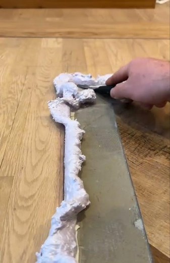 Boden nivellieren/ Boden ausgleichen spachteln/ Bauschaum entfernen / Bauschaum /Estrich gießen