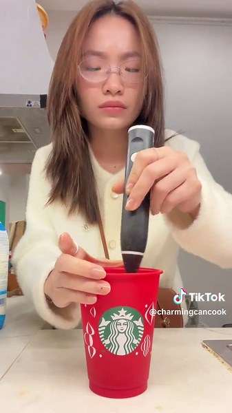 Chasen để quên ở quê lúa Yên Thành 🌾. Cái ly để quên sém bị vứt nhưng cứu lại được, sáng mai dậy muộn trễ làm 11p nên giọng hơi nhỏ & khàn 🍵🍃 Hôm qua uống 1 ly matcha latte Starbucks dở tàn canh 🥣 🍲 Chỉ muốn nhắn nhủ rằng: hm life is good tho 😊 #matchapowder #tet2025 #matchanewbie #matchalover #matchalatterecipe #matchalatte #coldwhiskmatcha #uongcungtiktok #xh #foru #mh2wabatea #wabatea #samidori #matchareview #mh2 #mh2wabatea #wabatea