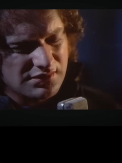 🎵 I Want to Know What Love Is – Foreigner Foreigner is a British-American rock band formed in 1976 by Mick Jones and Lou Gramm. They became one of the most successful rock bands of the late 1970s and 1980s, blending arena rock with powerful ballads. “I Want to Know What Love Is” was released in 1984 as the lead single from their album Agent Provocateur. The song became one of the band’s biggest hits, reaching No. 1 on the Billboard Hot 100 in the United States and topping charts in several coun