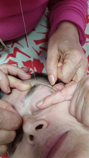 Eyebrow Threading – Precision That Shapes Your Face