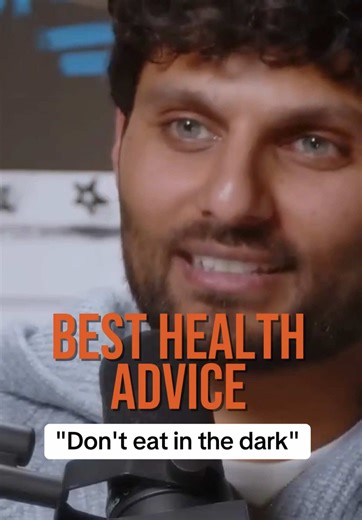 Dr. Mindy says avoiding eating in complete darkness because exposure to light helps regulate your circadian rhythm, the body’s internal clock that influences hormones involved in digestion, metabolism, and appetite. Eating in appropriate lighting may support better hormonal signaling and digestion, while eating in the dark could slightly disrupt these natural rhythms. Credit/: @Jay Shetty @drmindypelz