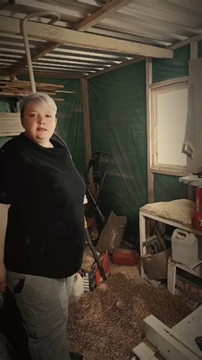 12 reactions · 13 comments | Beste Hack om Saagsels Skoon te Maak… ek is ook amper met n skoppie gegooi藍 #RusticRenova #woodworking #woodcraft | RusticRenova | Facebook