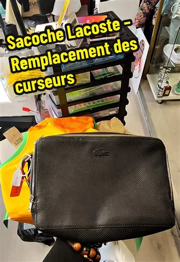 Un client nous a confié une sacoche Lacoste pour le remplacement de ses deux curseurs de zip devenus hors service. Une intervention simple mais essentielle pour redonner fonctionnalité et confort d’utilisation à la pièce. Chez Yëre Design, chaque détail compte pour prolonger la durée de vie de vos accessoires. #YereDesign #Lacoste #Reparation #Zip #SavoirFaire
