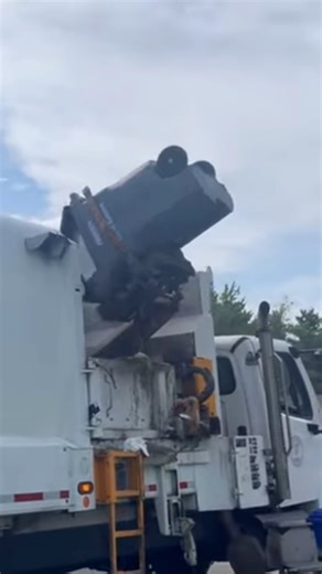 City of Kokomo Freightliner M2 Labrie Helping Hand in Action!