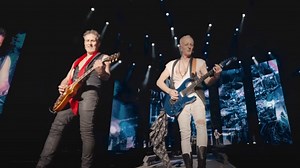 Go Behind The Scenes Of DEF LEPPARD's Concerts In Mexico City And Monterrey During 'The World Tour'