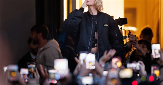 Angèle est officiellement de retour : la chanteuse a dévoilé son nouveau titre sur la place de la Monnaie à Bruxelles (PHOTOS   VIDEOS)