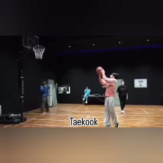 🐰: Goal~ 🐯: No goal.. 🐰: That’s not how you do it~ You shoot like this~ 🐯: Ugh~ What are you doing~ | Logu Logu