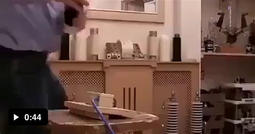 Man turns on 20,000-watt light bulbs. - Video