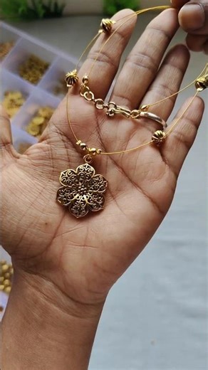 Invisible Chain Necklace | Elegant Gold Flower Pendant ✨#shorts