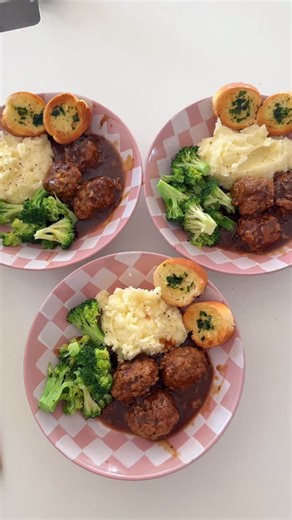 Tonight’s dinner - pork & vege rissoles, potato mash, broccoli & gravy. Such a classic & exactly what I felt like (even if I did need a swim afterwards 😂). What are you having? | My Family Eats