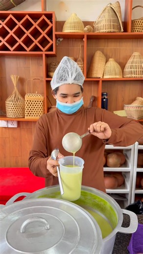 ប៊ូហ្វេសម្លរប្រហើរនំបញ្ចុកម្នាក់ត្រឹមតែ ១៥០០០រៀល តែប៉ុណ្ណោះ 😋 🏡ហាង : បងស្រីធំ នំបញ្ចុកលាក់ខ្លួន 📞លេខទូរសព្ទ័ : 011 666 262 ⏰ម៉ោងបើក: 7am-8pm 📍ទីតាំង: នៅក្នុងបុរី ហេងហៀងសុីធី.ផ្លូវជាតិ6A ព្រែកលៀប. ផ្ទះ68 ផ្លូវ12 បញ្ចាក់ ច្រកចូលជាមួយគ្នានឹង បុរីអូគឺដេ 6A 🗺Google Map: https://maps.app.goo.gl/WCxaKdtge8GNipWZ6?g_st=ipc Join Us: CoolApp: https://group.coolapp.chat/... Telegram: https://t.me/two_sisters2 TikTok: https://www.tiktok.com/@fresh2sisters | Two Sisters