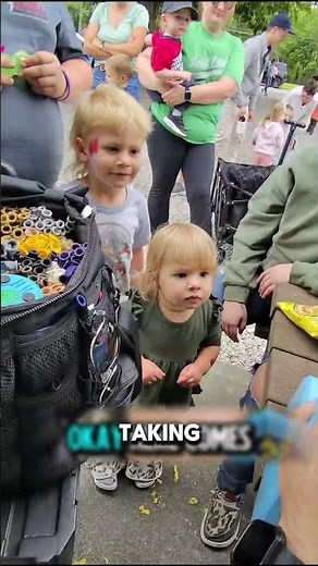 Balloon Artist Makes the Perfect Alien for a Little Girl 👽❤️