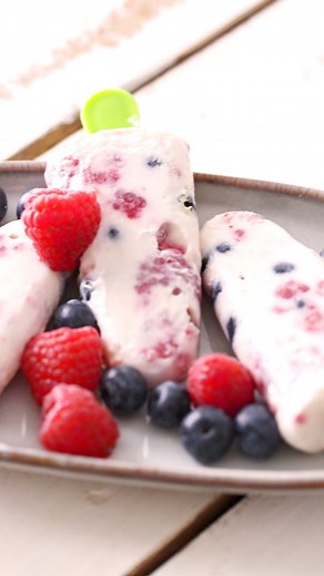 Notre recette de bâtonnets glacés yaourt fruits rouges va vous faire fondre ! ☀ Les étapes 👇🏼1) Laver les fruits et couper les fraises en morceaux.2) Dans un grand bol, mélanger le yaourt aux fruits et le miel.3) Répartir dans des moules à esquimaux et placer au congélateur pour au moins 6 heures.4) Démouler en passant l’extérieur du moule sous un filet d’eau chaude. Bonne dégustation 🥰#LidlFrance #LidlCuisine #glace #icecream #recettefacile #recetteété | Lidl France