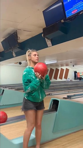 Trick shot 🎳🔥 | Lele Pons