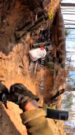 🇷🇺🔥วีดีโอการอพยพทหารรัสเซียที่บาดเจ็บ ภายใต้ห่ากระสุนปืนใหญ่ 🫡🤙Video of the evacuation of a wounded Russian soldier under heavy artillery fire. #RussiaUkraineWar #สงครามรัสเซียยูเครน #military #war #โดรน | Combat.Footage.TH