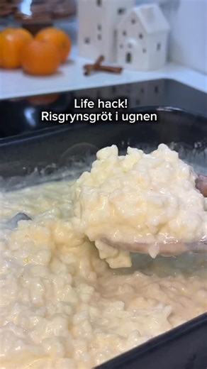 Lucia | Mat och Hemkunskap on Instagram: "KRÄMIG RISGRYNSGRÖT I UGNEN 🍚 Hur enkelt som helst, sköter sig själv i ugnen! 🙌🏻 Recept⬇️ Ingredienser: ( Ca 5-6 portioner) 2 dl okokt rundkornigt ris Ca 1,5 liter mjölk 2 msk strösocker 1 msk vaniljsocker 50 g smör 0,5 tsk salt 2 st kanelstänger 1 dl vispgrädde 1/2 burk sötad kondenserad mjölk Gör så här: 1. Sätt ugnen på 180 grader, över och under värme. 2. I en ugnsform häller du i ris, mjölk, strösocker, salt, vaniljsocker, smör och kanelstänger. 