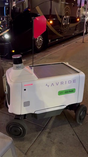 Uber Eats food delivery Robot in Dallas downtown #ubereats #food