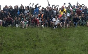 2022英国Jubilee Cheese Rolling比赛Cooper Hill--另一个角度 同样的搞笑