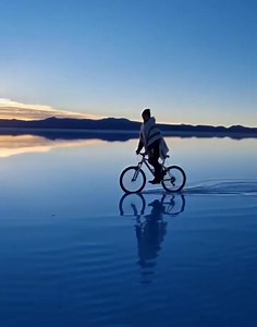 Disfruta de un maravilloso viaje al Salar de Uyuni, uno de los destinos más hermosos de Sudamérica que no debes de perderte por nada del mundo. 📸: @frederickkelley.7 | Salar de Uyuni - Bolivia