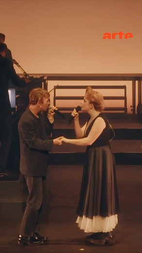 Alte Freunde 👫: Zaho de Sagazan bringt für den bittersüßen Song “Old Friend” ihren Sängerkollegen und guten Freund Tom Odell auf die Bühne! 😍 Das emotionale Duett - gekrönt von einer kleinen Tanzeinlage - stellt ein Highlight ihres Konzerts mit dem Symphonieorchester Lyon dar, das Ganze findet ihr hier: http://arte.tv/videos/126235-000-A/ | ARTE Concert