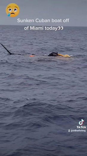 Cuban fishing boat caught on fire and burned down on the dangerous crossing #viral #soscuba #dangerous #ocean
