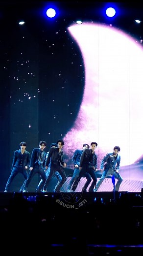 Jessy ᰔ on Instagram: "probably the highlight of the whole concert. this is D1 so you can imagine my surprise when Sunghoon literally ‘fly’! moonstruck is so beautiful 💖 #enhypen #enhypenedit #enhypenaesthetic #enhypenimagines #엔하이픈 #kpop #kpopfancam #kpopfyp #kpopconcert #walktheline #moonstruck #JUNGWON #HEESEUNG #JAY #JAKE #SUNGHOON #SUNOO #NI_KI"